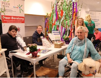 Die KoKoBe-Peer-Berater:innen Marlon Winands, Christof Schröder und Alexa von Wijk mit Blindenführhündin Janna und KoKoBe-Beraterin Denise Lison beim Kreativmarkt der Lebenshilfe Heinsberg (Foto: Georg Kohlen/Lebenshilfe Heinsberg e.V.)