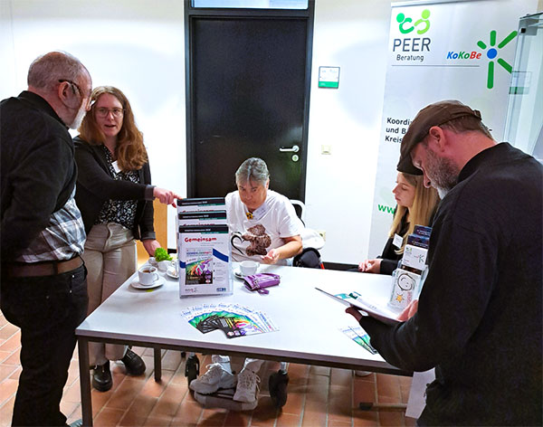 Zu sehen ist Frau Christina Hostenbach mit Peer-Beraterin Alexa van Wijk vor dem KoKoBe/Peer-Beratungs Infostand.